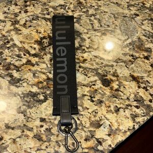 Lulu black keychain